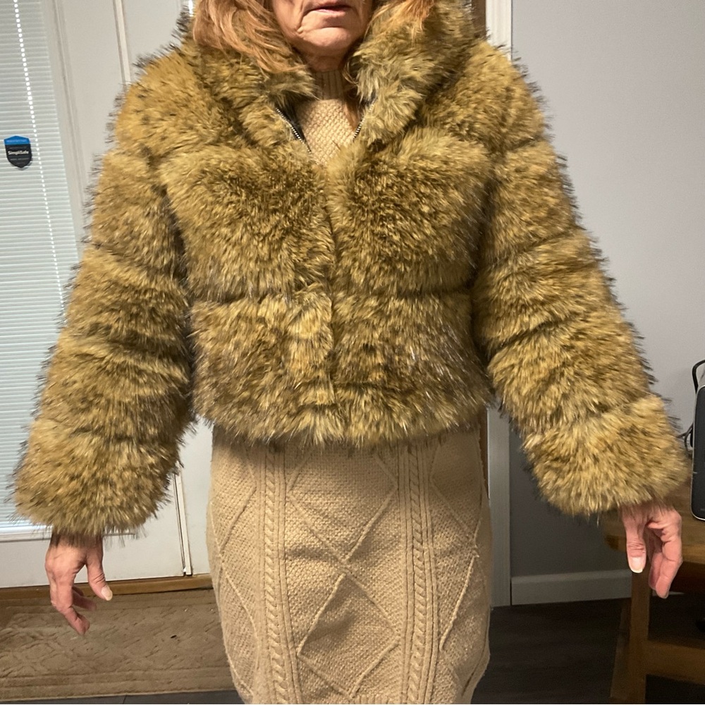 NWOT Thick gradient color raccoon faux fur waist length Coat